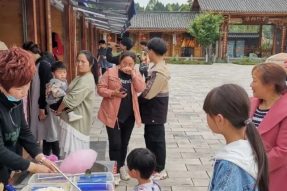 五一與花海來(lái)一場(chǎng)愛(ài)的約會(huì)，寺外桃源月季已浪漫綻放！